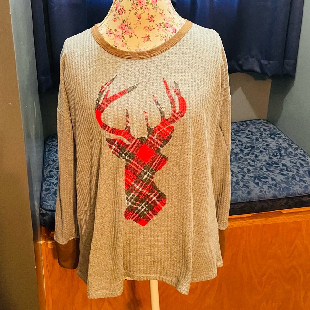 Long sleeve deer top.
